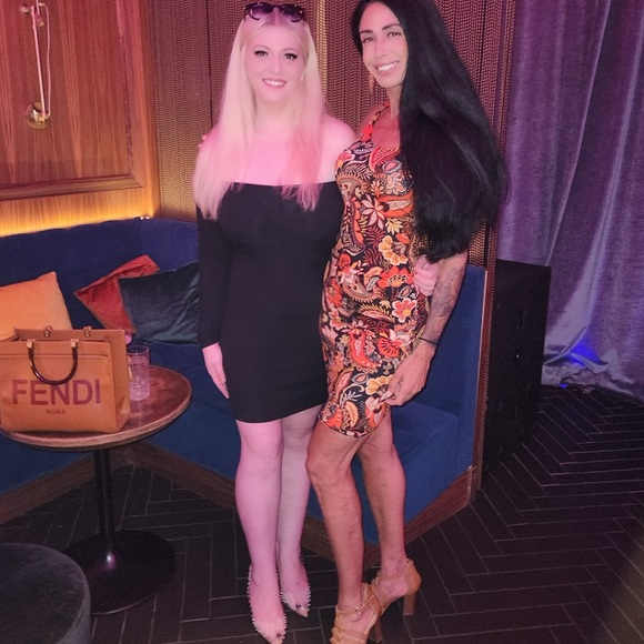 Meet your Posher, Christina - Picture 2 of 3